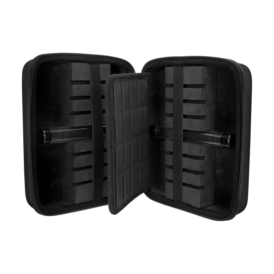Das Bild präsentiert ein elegantes Dart-Wallet in Schwarz aus der Mission Luxor Serie. Es wird von der Seite gezeigt.