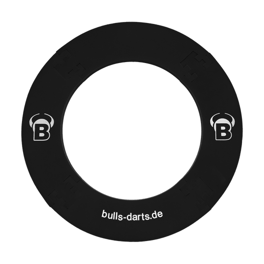 DBS3S_Bulls_Quarterback_Surround_Schwarz_2 Das Bild zeigt den 'Quarterback Surround', einen schwarzen Dart-Surround-Ring. Auf dem Ring sind das Logo und die Website "bulls-darts.de" abgebildet.