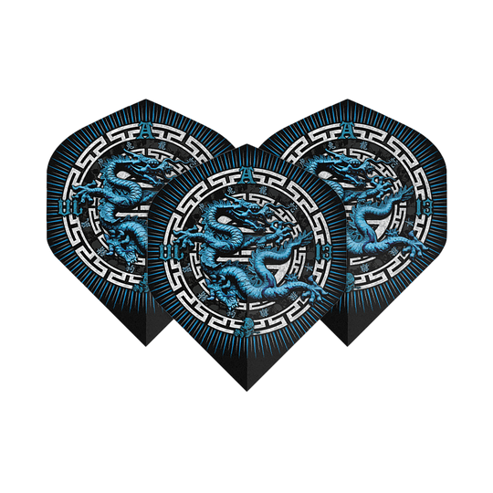 Alchemy Rok draka č. 2 Standardní lety Das Bild zeigt drei Dart-Flights mit einem blauen Drachenmotiv in der Mitte. Die Flights haben ein schwarzes Design mit weißen und blauen Akzenten.