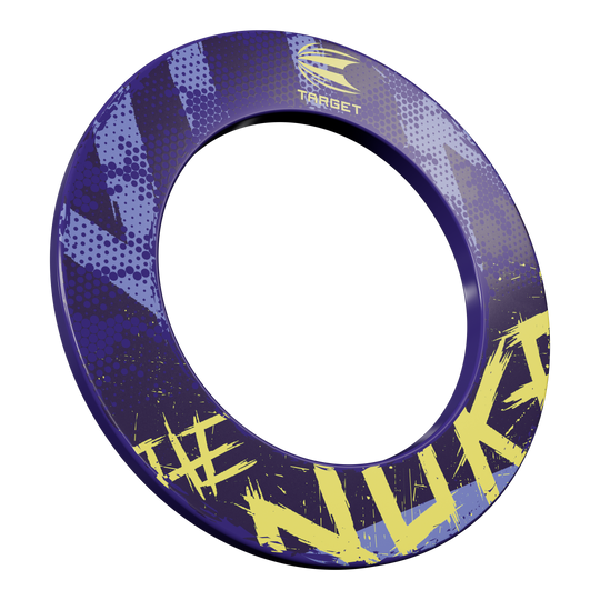 Obvodový terč Target Luke Littler The Nuke Das Bild zeigt eine Dartboard-Umrandung mit dem Namen „Target Luke Littler The Nuke Dartboard Surround“. Die Umrandung ist hauptsächlich lila mit gelben Schriftzügen und Mustern gestaltet.