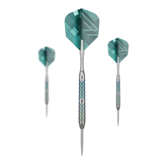 Ocelové šipky Target Rove 03 Swiss Point Das Bild zeigt drei Target Rove 03 Swiss Point Steeldarts mit silbernem Schaft und blauen Akzenten. Die Flights sind grün-blau gemustert und die Darts stehen vor einem schwarzen Hintergrund.