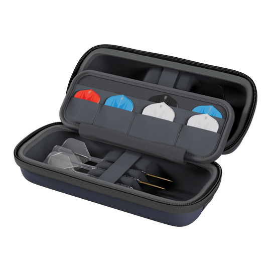 Pouzdro na šipky Target BOA Das Bild zeigt ein weiteres Target BOA Dartcase in Navy und Dunkelgrau. Es ist ideal für den Transport von Darts und Zubehör geeignet.