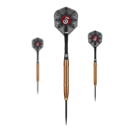 Šipky Shot Pro Series Jake Womack ocelové - 23g Das Bild zeigt die Shot Pro Series Jake Womack Steeldarts - 23g. Die Darts haben einen goldfarbenen Schaft und ein schwarzes Flight mit auffälligem Muster und rotem Logo.