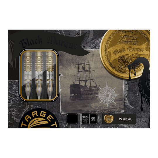 Šipky Target Black Marque Warrior Swiss Point Steel Das Bild zeigt die Verpackung der "Target Black Marque Warrior Swiss Point Steeldarts". Auf der Verpackung sind außerdem ein altes Segelschiff, eine goldene Münze und drei Darts abgebildet.
