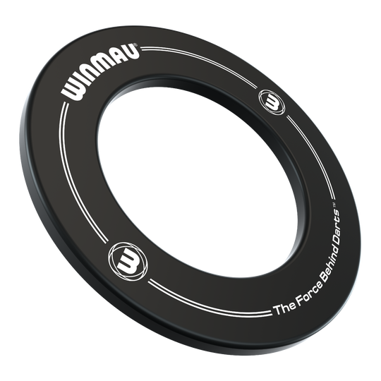 Winmau Dartboard Surround 2022 Das Bild zeigt einen schwarzen Dartboard-Surround-Ring mit der Aufschrift "WINMAU". Am Rand steht außerdem der Slogan "The Force Behind Darts".