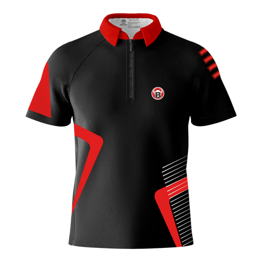 Košile Bulls Team Dart - červená Das Bild zeigt ein schwarzes Dartshirt mit roten und weißen Akzenten. Auf der linken Brust befindet sich ein rundes Logo mit einem "B".
