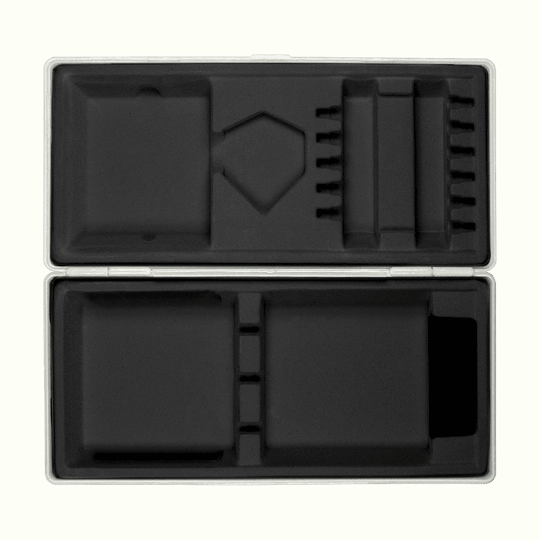ABS krabice s vlastním potiskem Die Abbildung zeigt eine geöffnete graue Box mit passgenauen Fächern aus schwarzem Schaumstoff. Die Box liegt auf einem hellgelben Hintergrund.