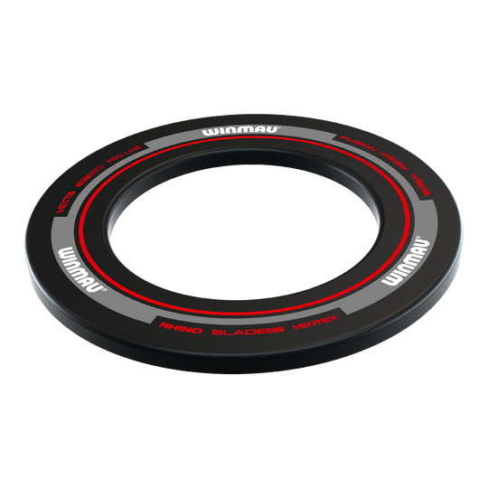 Kryt na terč Winmau Advance - černočervený Dieses Bild zeigt das Winmau Advance Dartboard Surround in Schwarz-Rot. Der runde Schutzring hat ein modernes Design mit roten und grauen Akzenten sowie dem Winmau-Logo.