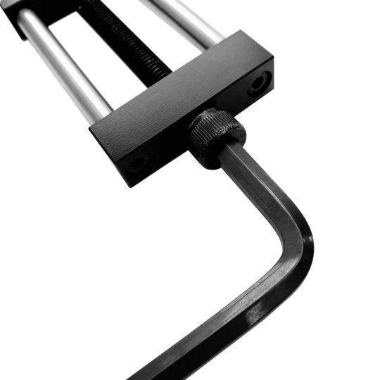 McDart Repointer Pro Das Bild zeigt das Produkt „McDart Repointer Pro“ in Nahaufnahme. Es handelt sich um ein Werkzeug aus Metall mit Schraubmechanismus und Griff.