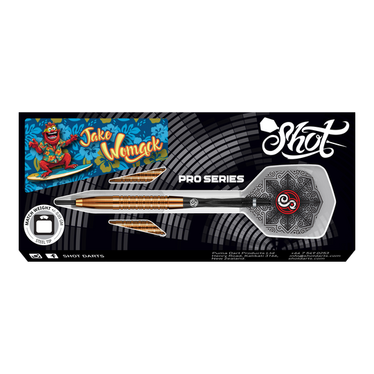Šipky Shot Pro Series Jake Womack ocelové - 23g Das Bild zeigt die "Shot Pro Series Jake Womack Steeldarts - 23g" in ihrer Verpackung. Die Darts haben ein auffälliges Design und sind mit einem Comic-Surfer-Motiv verziert.