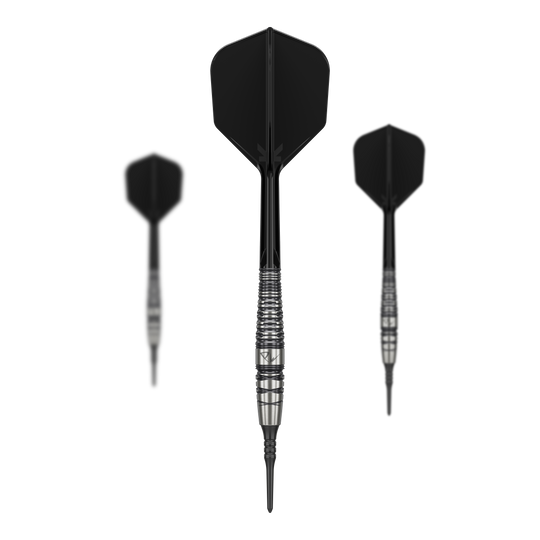 Das Bild zeigt drei Softdarts des Produkts „Target Japan Black Marque PW 2 Softdarts - 18g“. Die Darts haben schwarze Flights und silberne, geriffelte Barrels.