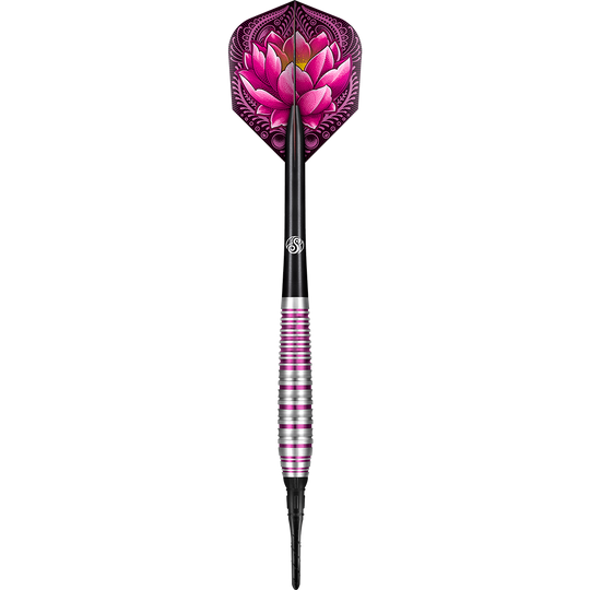 67149_Shot_ZEN_Juji_Softdarts_1BBIfOAoA592tb Auf dem Bild ist ein Dartpfeil mit einer auffälligen, pinken Lotusblüte auf der Flight zu sehen. Der Schaft und das Barrel sind schwarz und silbern mit pinken Ringen gestaltet.