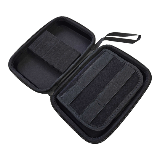 Pouzdro na šipky System-4 s vaším designem Abgebildet ist ein Produkt mit dem Dateinamen MCS4-Blau_McDart_System4_Dartcase_Mit_Wunschdruck_Blau_Metallic_3. Es handelt sich vermutlich um ein Etui oder eine Hülle im blauen Metallic-Design.