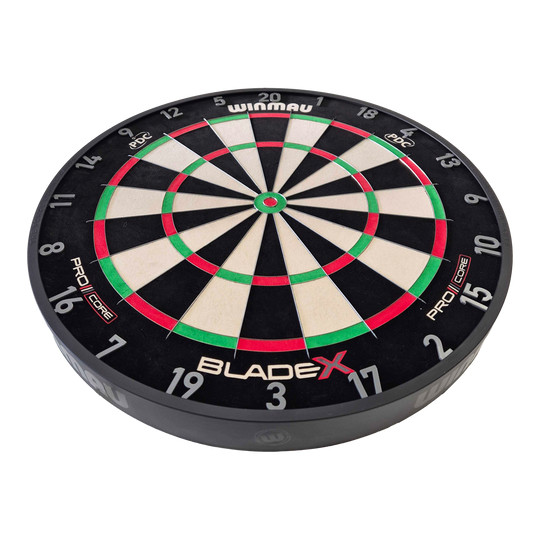 Abgebildet ist das Produkt Winmau Blade X ProCore Steeldartboard. Es handelt sich um eine professionelle Steeldart-Scheibe.