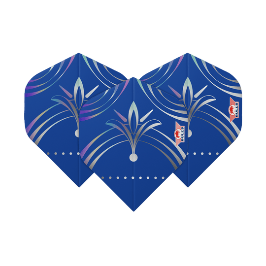 Standardní letky Bulls NL Series 100 Silvian No2 Das Bild zeigt drei blaue Dart-Flights mit einem silbernen und lilafarbenen Muster. Auf jedem Flight ist das Logo von Bulls zu sehen.