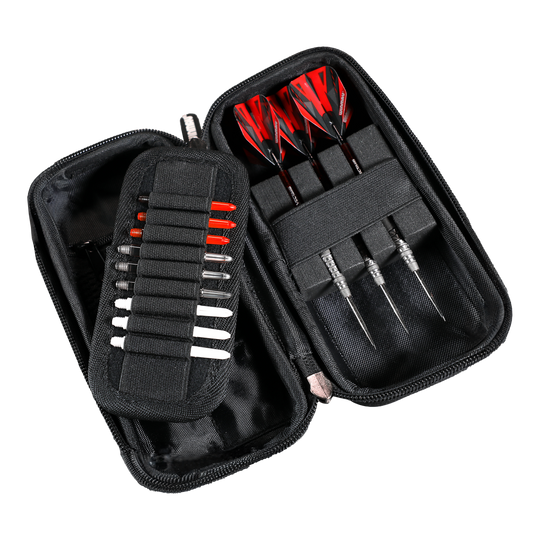 Das Bild zeigt ein offenes Dart-Etui mit drei zusammengebauten Darts und mehreren Ersatzteilen. Die Darts haben rote und schwarze Flights und das Etui ist schwarz.