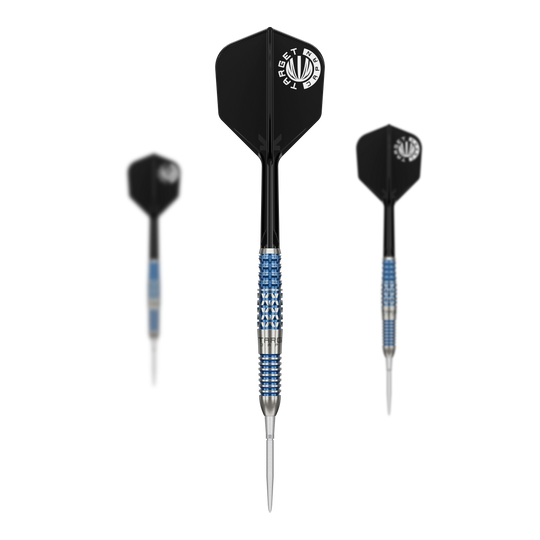 Das Bild zeigt drei Steeldarts des Modells "Target Japan Toru Suzuki Sereno GEN2 Swiss Point". Die Darts haben silber-blaue Griffbereiche und schwarze Flights mit weißem Logo.