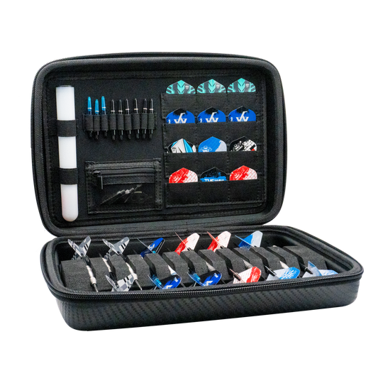 Das Bild zeigt das Bulls Orbis XXL Dartcase in Carbongrey, geöffnet mit verschiedenen Darts und Zubehör ordentlich einsortiert. Das Etui bietet viel Platz für Darts, Flights und weiteres Zubehör.