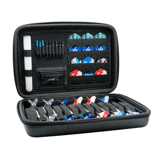 Pouzdro na šipky Bulls Orbis XXL - karbonově šedé Das Bild zeigt das Bulls Orbis XXL Dartcase in Carbongrey, geöffnet mit verschiedenen Darts und Zubehör ordentlich einsortiert. Das Etui bietet viel Platz für Darts, Flights und weiteres Zubehör.