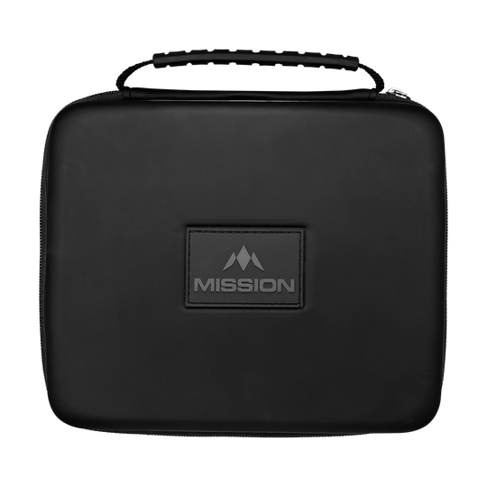 Peněženka Mission Luxor Dart Das Bild zeigt ein schwarzes Dart-Wallet, geöffnet, mit Fächern für Zubehör. Dieses Modell ist als Mission Luxor bekannt.