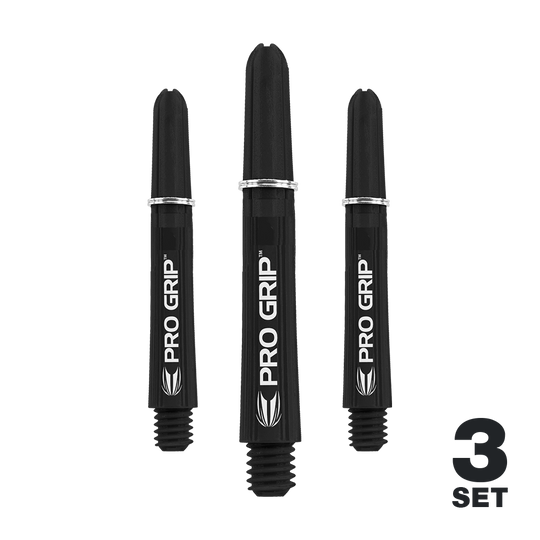 Target Pro Grip Shafts - 3 sady - Black Das Bild zeigt drei schwarze Dart-Schäfte mit der Aufschrift "PRO GRIP". In der rechten unteren Ecke steht "3 SET".