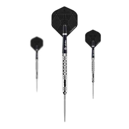 Das Bild zeigt drei Steeldarts des Produkts "Caliburn Wolfpack W1 Steeldarts - 23,5g". Die Darts haben silberne Spitzen und Schäfte mit schwarzen Flights, die geometrische Muster zeigen.