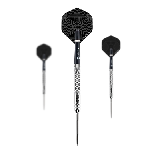 Ocelové šipky Caliburn Wolfpack W1 - 23g Das Bild zeigt drei Steeldarts des Produkts "Caliburn Wolfpack W1 Steeldarts - 23,5g". Die Darts haben silberne Spitzen und Schäfte mit schwarzen Flights, die geometrische Muster zeigen.