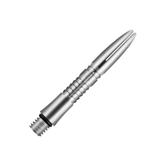Titanové hřídele Shot Mako Das Bild zeigt eine silberne, metallische Dartspitze mit feinen Rillen und glatter Oberfläche. Sie besteht aus Titan und hat ein modernes, schlankes Design.