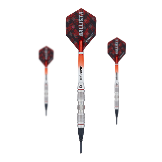 Šipky Unicorn Ballista Style 2 měkké Das Bild zeigt drei Softdarts des Produkts 'Unicorn Ballista Style 2'. Die Darts haben silberne Schäfte und rote Flights mit dem Aufdruck "Ballista".