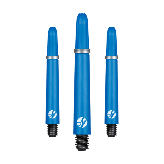 Karbonové násady Shot Koi - modré Das Bild zeigt drei blaue Dartschäfte in verschiedenen Längen. Jeder Schaft hat ein schwarzes Gewinde und einen weißen Aufdruck.
