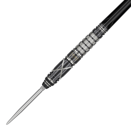 Das Bild zeigt den Target Japan Black Marque Chaos 2 SP Steeldart. Der Dart hat ein elegantes, schwarzes Design mit silbernen Akzenten und feinen Rillen für besseren Halt.