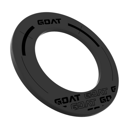 Das Bild zeigt den GOAT Defender 3 Anthrazit Dartboard Surround. Der runde Schutzring ist anthrazitfarben und trägt mehrmals die Aufschrift "GOAT".