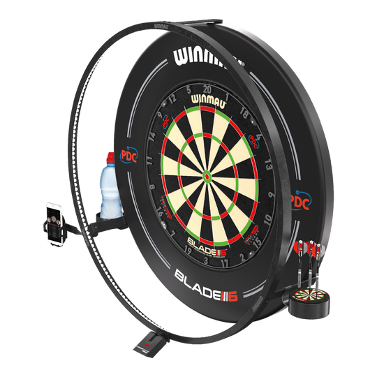 Sada příslušenství Winmau Plasma Das Bild zeigt das Winmau Plasma Zubehör Set rund um eine Dartscheibe. Es enthält eine LED-Beleuchtung, Halterungen für ein Handy, eine Trinkflasche und Dartpfeile.