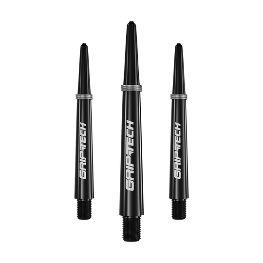 GOAT Griptech shafty - černé Das Bild zeigt drei schwarze Dart-Schäfte mit der Aufschrift "GRIPTECH" in weißer Farbe. Sie sind schlank geformt und haben silberne Ringe am oberen Ende.