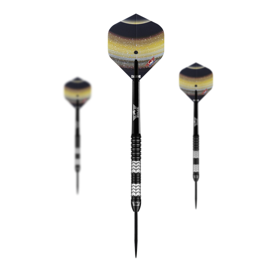Ocelové šipky Bulls NL Luna Triton Das Bild zeigt drei Steeldarts des Modells "Bulls NL Luna Triton". Die Darts haben schwarze Spitzen, einen geriffelten Griff und Flights mit einem gelb-schwarzen Weltraumdesign.