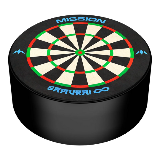 Das Bild zeigt eine kleine runde Dartscheibe mit dem Namen "Mission Samurai Infinity Mini Dartboard Darthalter". Die Scheibe ist schwarz umrandet und hat bunte Markierungen sowie blaue Schriftzüge.