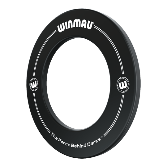 Winmau Dartboard Surround 2022 Dies ist ein schwarzer Dartboard-Surround der Marke Winmau. Auf dem Ring steht "The Force Behind Darts" sowie das Winmau-Logo.