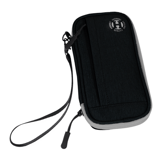 Harrows Smart Case Dartwallet Dies ist ein schwarzes Dart-Etui mit einem Reißverschluss und einer Handschlaufe. Auf der Vorderseite befindet sich ein rundes Logo mit der Aufschrift „Harrows Approved Quality Product“.