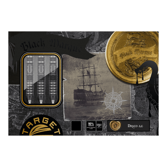Ocelové šipky Target Japan Black Marque Draco GEN2 Das Bild zeigt die Verpackung der "Target Japan Black Marque Draco GEN2 Steeldarts". Auf der Verpackung sind die Darts, ein altes Segelschiff und ein goldener Münzmotiv zu sehen.