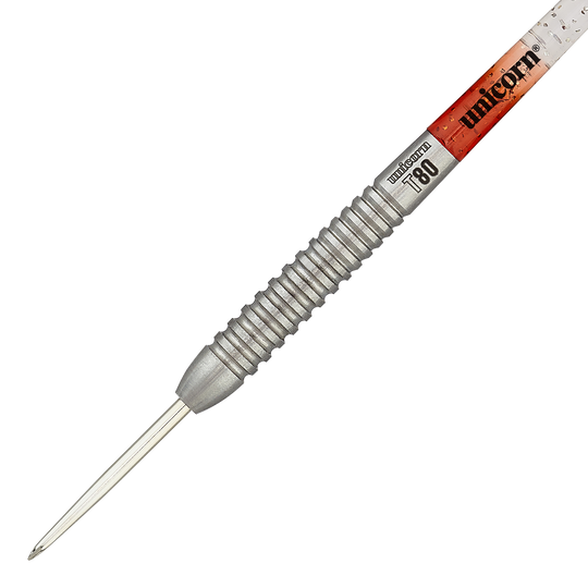 Ocelové šipky Unicorn Core XL Striker Style 5 Das Bild zeigt einen Unicorn Core XL Striker Style 5 Steeldart. Der Dartpfeil hat einen silbernen, geriffelten Griff und eine spitze Metallspitze.