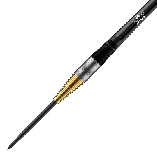 Das Bild zeigt einen Steeldartpfeil mit goldenen und silbernen Rillen am Griffstück. Auf dem schwarzen Schaft ist das Bulls-Logo sichtbar.