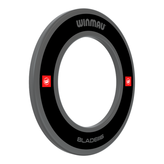 Auf dem Bild ist das Winmau Pro-Line 1.0 Dartboard Surround in Schwarz zu sehen. Der Ring ist rund, schwarz und trägt das Winmau-Logo sowie die Aufschrift "BLADE III".