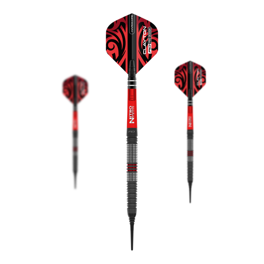 Red Dragon Jonny Clayton Hiraeth měkké šipky - 20g Das Bild zeigt die Red Dragon Jonny Clayton Hiraeth Softdarts mit einem Gewicht von 20g. Die Darts haben ein auffälliges rotes Design mit schwarzen Mustern und silbernen Ringen am Barrel.
