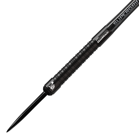 Ocelové šipky Harrows Supergrip Black Edition Das Bild zeigt einen schwarzen Steeldart der Marke Harrows aus der Supergrip Black-Edition. Der Dart hat ein geriffeltes Griffstück und ein elegantes, komplett schwarzes Design.