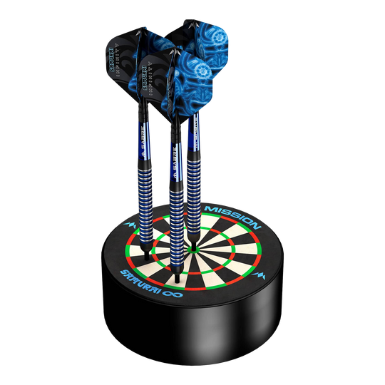 Das Bild zeigt das Produkt "Mission Samurai Infinity Mini Dartboard Darthalter". Auf dem kleinen Dartboard stehen drei blaue Darts senkrecht.