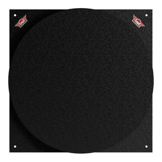 Tlumič terčů Bulls NL Das Bild zeigt das Produkt "Bulls NL Dartboard Silencer". Es ist eine schwarze, runde Matte mit einer leicht strukturierten Oberfläche.