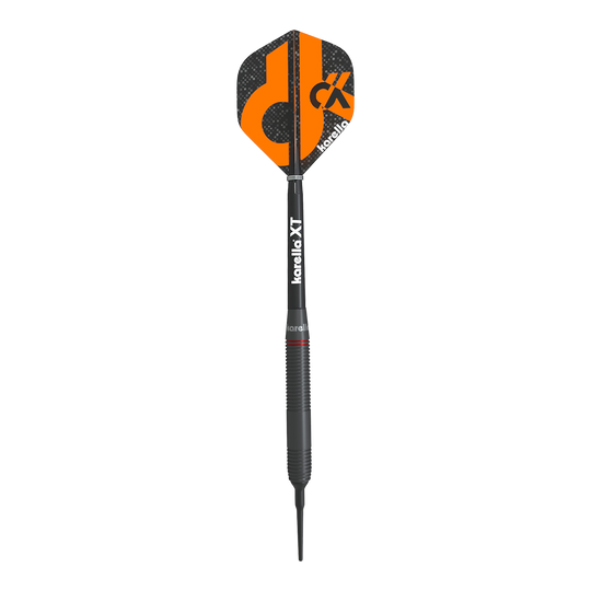 Karella Daniel Klose měkké šipky Das Bild zeigt einen Softdart der Marke Karella, Modell Daniel Klose. Der Dartpfeil hat eine schwarze Spitze und ein schwarzes Flight mit orangefarbenem Design und dem Karella-Logo.