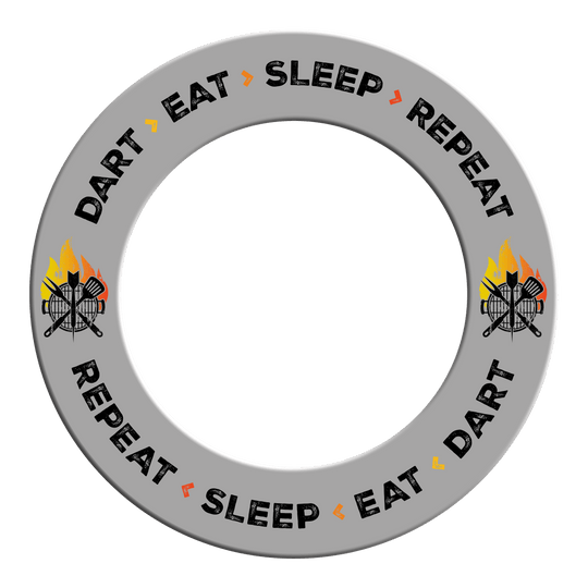 Obklopující terč McDart - Dart Eat Sleep Repeat Es ist ein Dartboard-Surround in Grau mit dem Text 'Dart Eat Sleep Repeat'. Das Bild zeigt das Produkt aus einer bestimmten Perspektive.