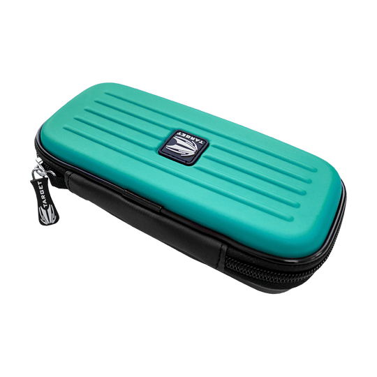 125819_Target_Takoma_Dartwallet_Aqua_2 Das Bild zeigt das Produkt "Target Takoma Dartwallet". Es ist ein türkisfarbenes Etui mit schwarzem Reißverschluss und dem Target-Logo auf der Oberseite.