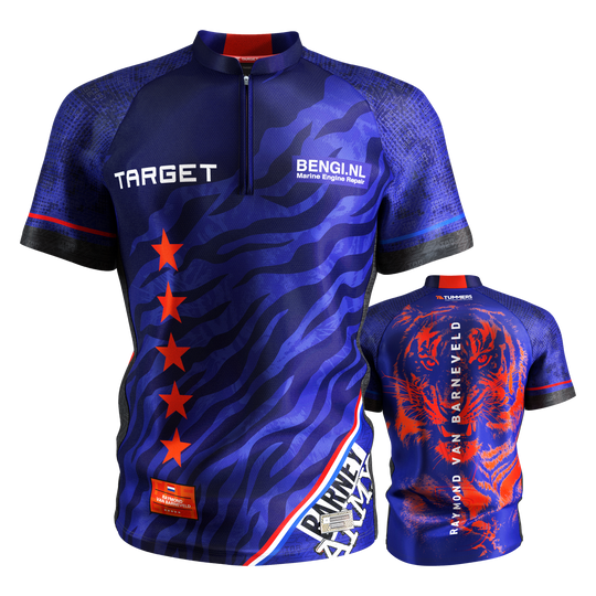 Das Bild zeigt das Target Coolplay Raymond Van Barneveld 2025 Dartshirt in Blau mit roten Akzenten und einem auffälligen Tiger-Design auf der Rückseite. Auf der Vorderseite sind fünf rote Sterne und Sponsorenlogos zu sehen.